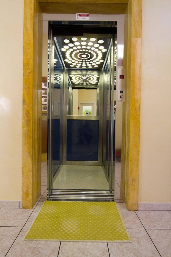 Hotel Pigalle Riccione Exterior foto