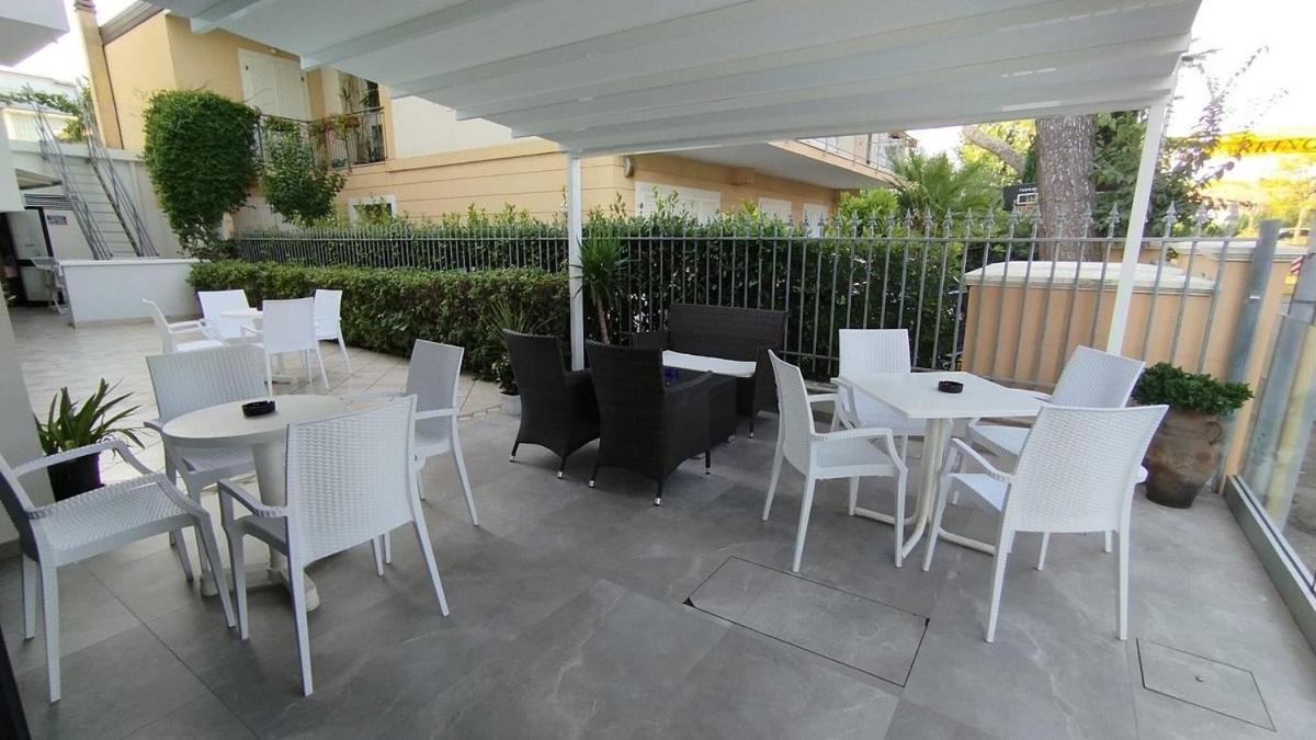 Hotel Pigalle Riccione Exterior foto