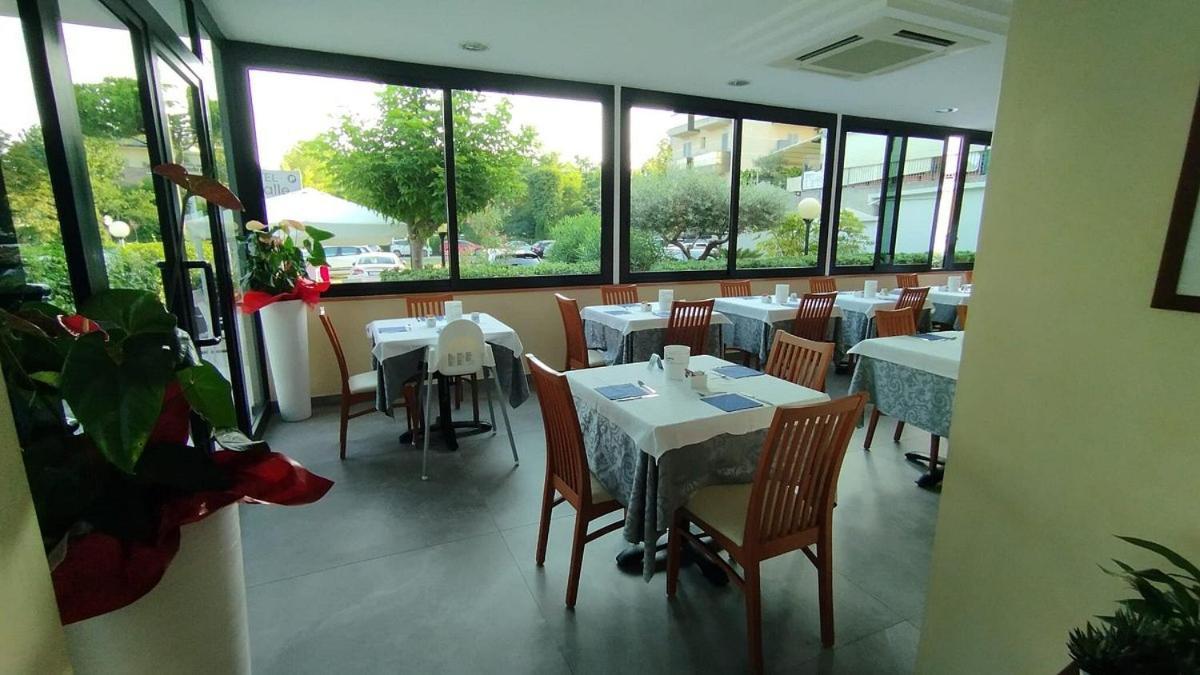 Hotel Pigalle Riccione Exterior foto