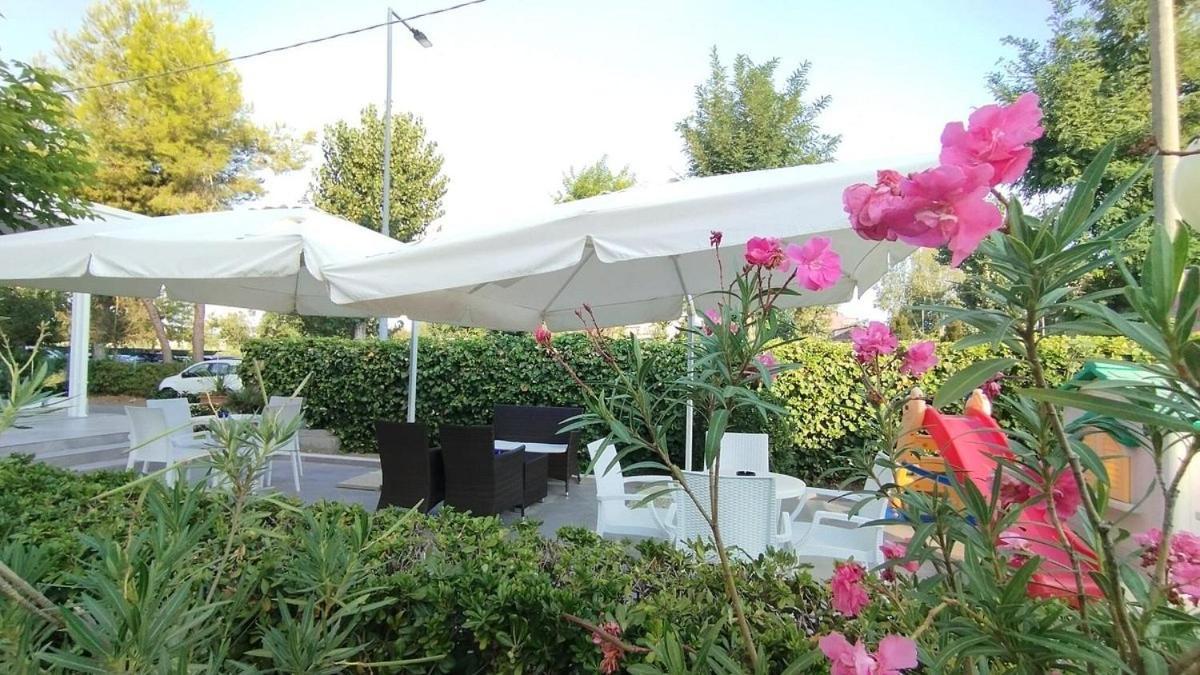Hotel Pigalle Riccione Exterior foto