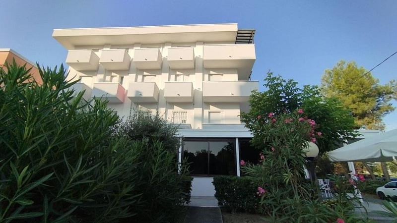 Hotel Pigalle Riccione Exterior foto